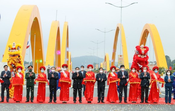 Thủ tướng Phạm Minh Chính cùng các đại biểu dự lễ khánh thành cầu Cửa Lục 1 (cầu Tình Yêu). Ảnh: VGP