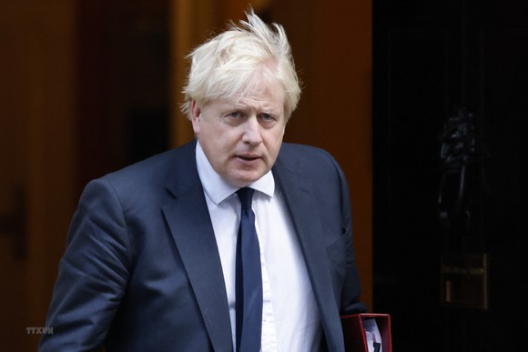 Thủ tướng Boris Johnson và vợ là bà Carrie Johnson nằm trong số những người nhận được yêu cầu giải trình vì tham dự 1 trong 12 bữa tiệc đang bị điều tra