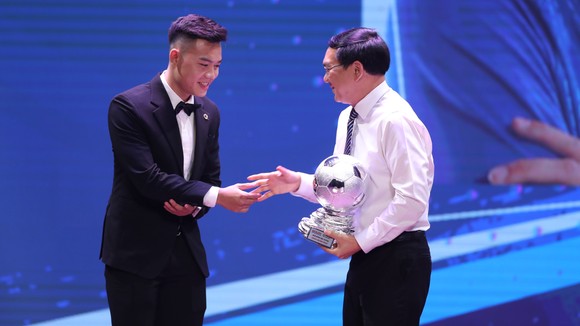 Hoàng Đức, Huỳnh Như và Văn Ý đoạt Quả bóng vàng Việt Nam 2021 ảnh 8