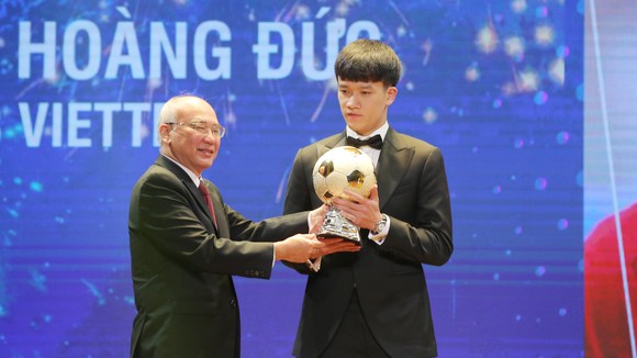 Hoàng Đức, Huỳnh Như và Văn Ý đoạt Quả bóng vàng Việt Nam 2021 ảnh 1