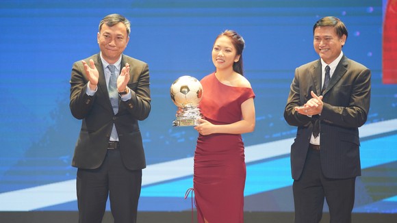 Hoàng Đức, Huỳnh Như và Văn Ý đoạt Quả bóng vàng Việt Nam 2021 ảnh 10