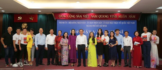 Bí thư Thành ủy TPHCM Nguyễn Văn Nên và lãnh đạo TPHCM chụp hình lưu niệm cùng văn nghệ sĩ tại buổi họp mặt, sáng 12-2-2022. Ảnh: DŨNG PHƯƠNG