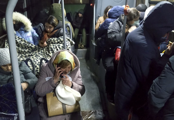 Người dân Donetsk trên một chuyến xe sơ tán đến Nga ngày 18-2. Ảnh: AP