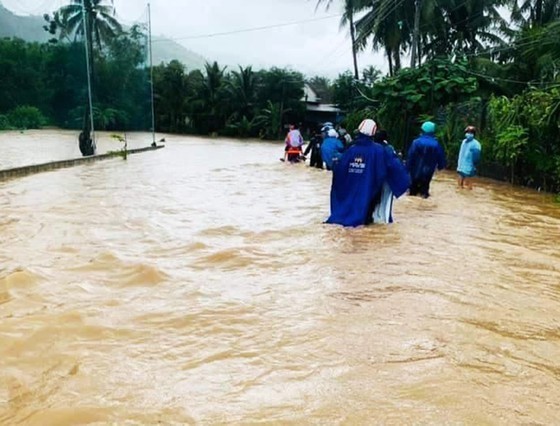 Mưa lũ chia cắt, gây ngập lụt trên địa bàn tỉnh Bình Định hồi tháng 11-2021