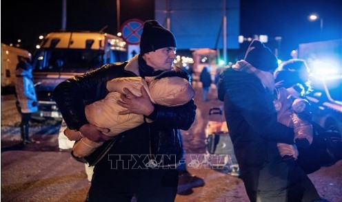 Người tị nạn Ukraine sơ tán tới Hrebenne, khu vực biên giới Ba Lan - Ukraine, ngày 3-3-2022. Ảnh: AP/TTXVN