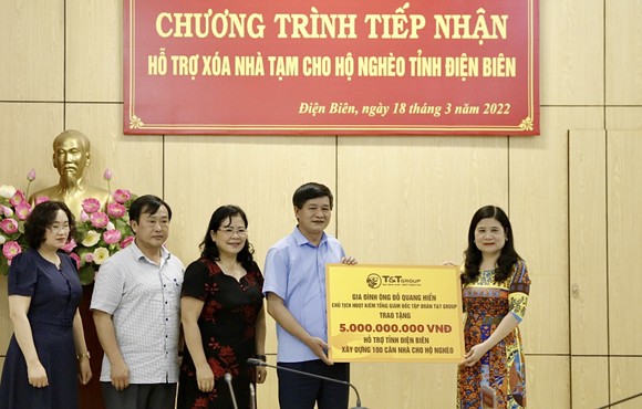 Gia đình ông Đỗ Quang Hiển, Chủ tịch HĐQT kiêm Tổng Giám đốc Tập đoàn T&T Group trao ủng hộ 5 tỷ đồng cho tỉnh Điện Biên