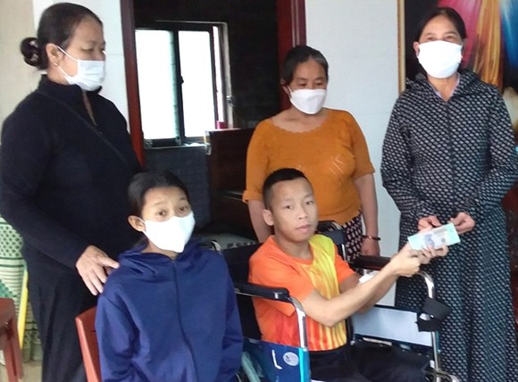 Trao đợt 2 với số tiền 4,5 triệu đồng cho gia đình ông Lê Văn Tuấn