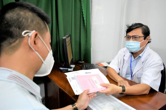 Bác sĩ Vũ Kim Hoàn thăm khám cho người bệnh ngày 20-3