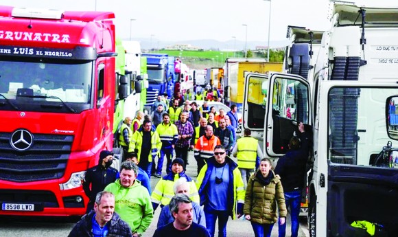 Giới xe tải tại Tây Ban Nha đình công do giá nhiên liệu tăng