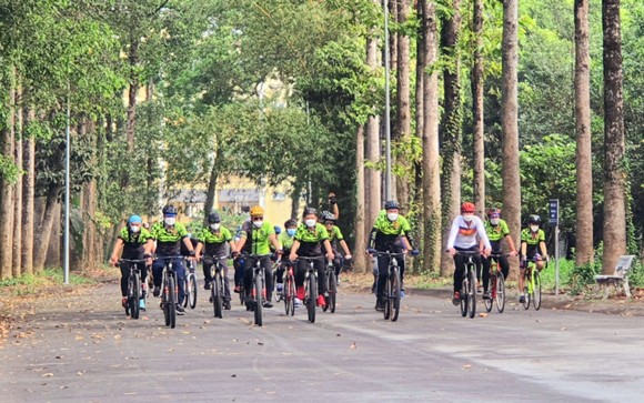 Đoàn du khách đến tham quan di tích Nhà tù Phú Lợi bằng xe đạp. Ảnh: Báo Bình Dương