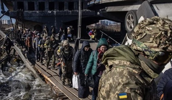 Sơ tán người dân khỏi thành phố chiến sự Mariupol, miền Đông Ukraine. (Ảnh: Dayto News/TTXVN)