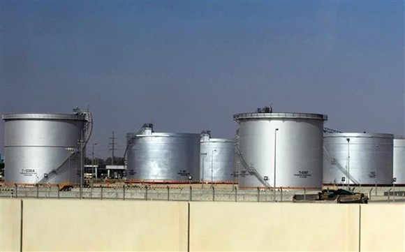 Các bể chứa tại cơ sở lọc dầu thuộc Công ty Saudi Aramco ở thành phố Dammam, cách thủ đô Riyadh, Arab Saudi khoảng 450km về phía Đông. Ảnh: AFP/TTXVN