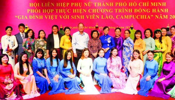 Các đồng chí Trương Mỹ Hoa, Nguyễn Thị Quyết Tâm, Nguyễn Hồ Hải cùng các đại biểu và sinh viên Lào, Campuchia tại chương trình