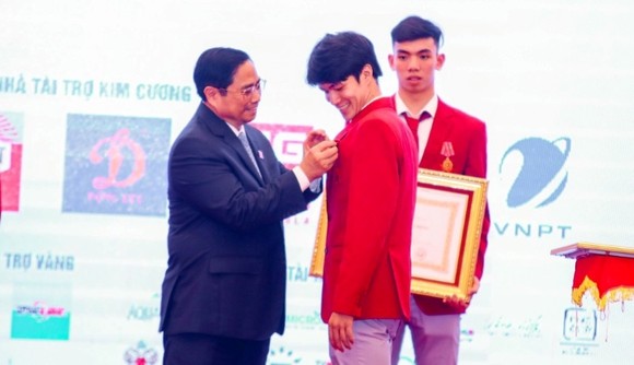 Thủ tướng Phạm Minh Chính trao Huân chương Lao động hạng Nhì cho các VĐV xuất sắc tại SEA Games 31. Ảnh: Bộ VH-TT-DL