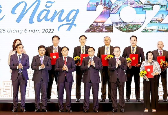 Thủ tướng Phạm Minh Chính chứng kiến lãnh đạo TP Đà Nẵng trao chứng nhận đầu tư, chứng nhận nghiên cứu khảo sát cho các doanh nghiệp. Ảnh: XUÂN QUỲNH