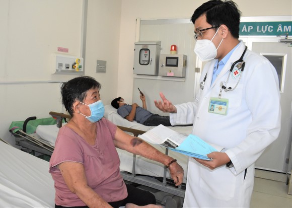 Nhiều người nhập viện vì nắng nóng ảnh 1