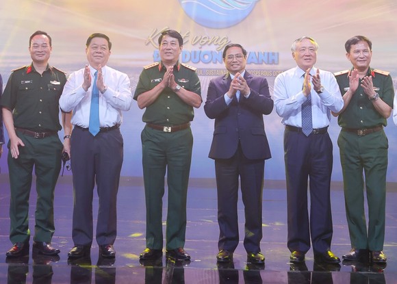Thủ tướng Phạm Minh Chính và các đại biểu dự chương trình cầu truyền hình “Khát vọng Đại dương xanh”. Ảnh: VIẾT CHUNG