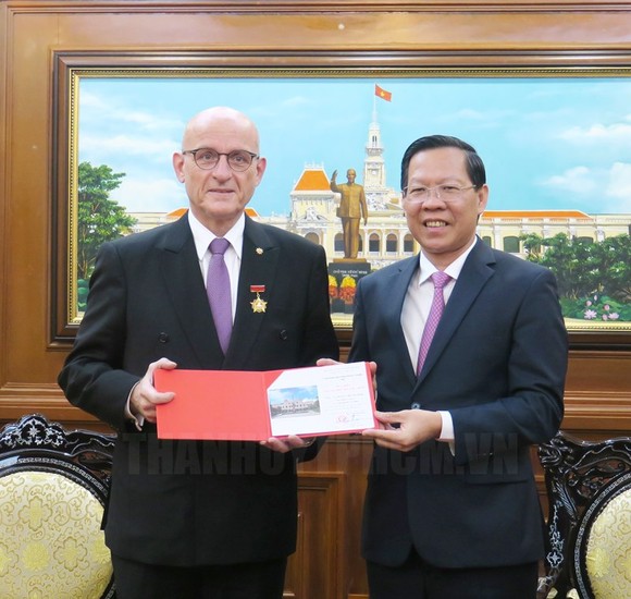 Chủ tịch UBND TPHCM Phan Văn Mãi trao Huy hiệu TPHCM cho Tổng Lãnh sự Thụy Sĩ tại TPHCM Martin Urs Maier. Ảnh: hcmcpv