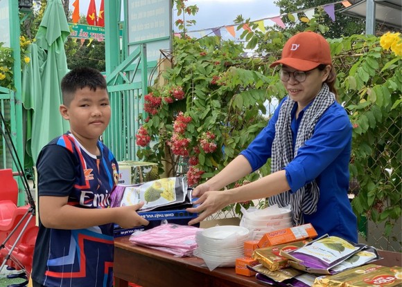 Thu gom đổi rác thải tại Ngày hội Thanh niên đồng hành cùng hàng Việt