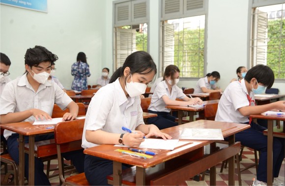 Học sinh thi lớp 10 tại điểm thi Trường THPT chuyên Lê Hồng Phong. Ảnh: CAO THĂNG