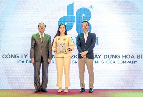 Đại diện Tập đoàn Xây dựng Hòa Bình, bà Trần Kim Ngân-Giám đốc đối ngoại & Truyền thông nhận giải thưởng
