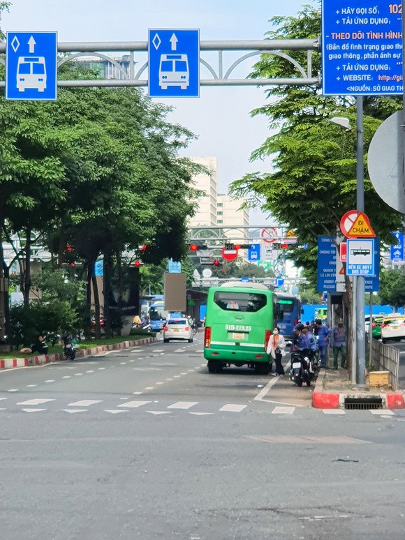 Trạm dừng xe buýt Sài Gòn (đường Hàm Nghi, quận 1, TPHCM)