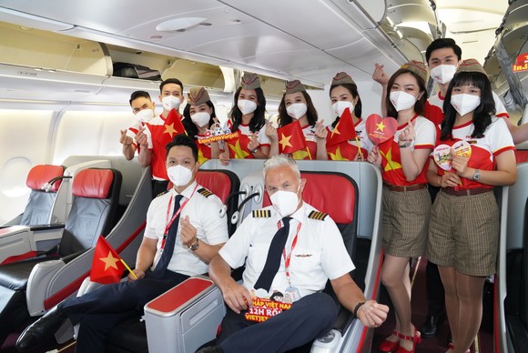 Bay khắp Việt Nam cùng những chuyến bay tràn ngập cờ đỏ sao vàng Ngày Quốc khánh ảnh 11
