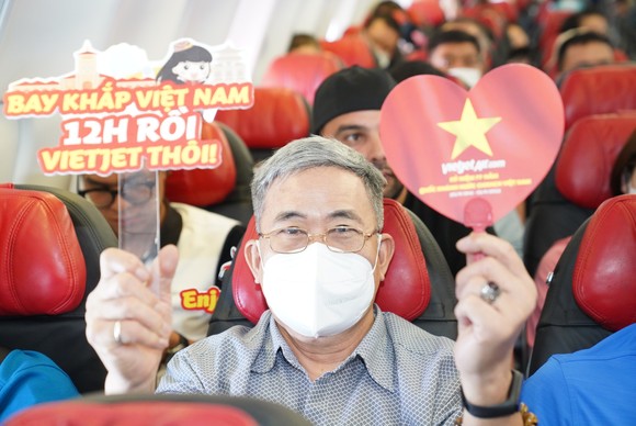 Bay khắp Việt Nam cùng những chuyến bay tràn ngập cờ đỏ sao vàng Ngày Quốc khánh ảnh 9