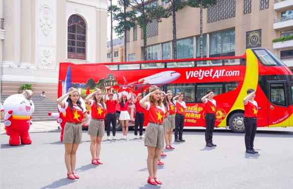 Bay khắp Việt Nam cùng những chuyến bay tràn ngập cờ đỏ sao vàng Ngày Quốc khánh ảnh 15