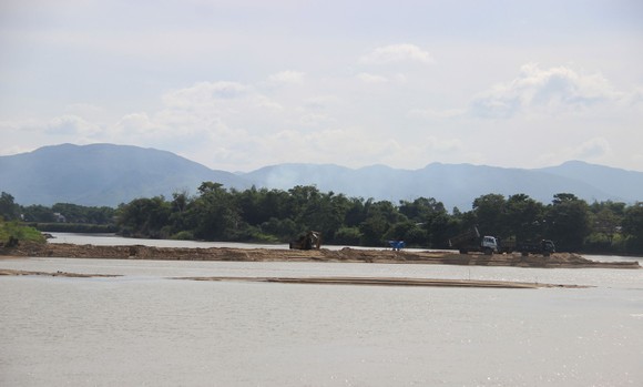 Khai thác cát trên sông Kôn (thị xã An Nhơn, Bình Định): Dân lo sạt lở, mất an toàn ảnh 1