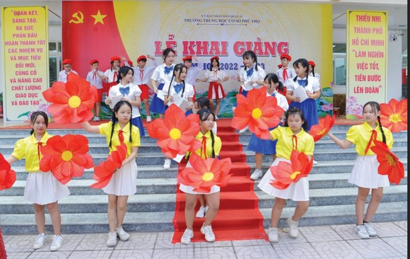 Học sinh Trường THCS Phú Thọ (quận 11, TPHCM) chuẩn bị cho ngày khai giảng năm học 2022-2023. Ảnh: CAO THĂNG
