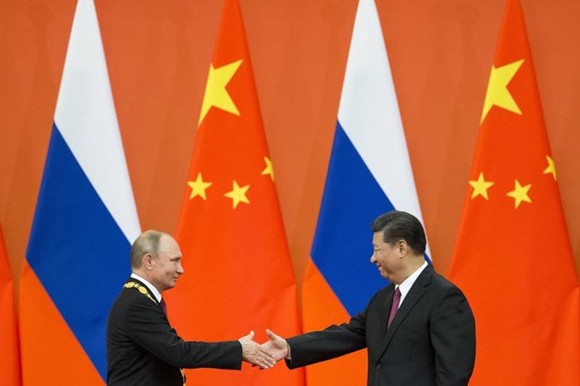 Tổng thống Nga Vladimir Putin (trái) và Chủ tịch Trung Quốc Tập Cận Bình. (Nguồn: AP)