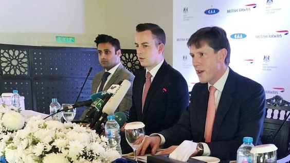 Phó Cao ủy Anh tại Pakistan Richard Crowder, Robert Williams, Giám đốc Kinh doanh Châu Á Thái Bình Dương và Trung Đông của British Airways và Zulfi Bukhari, Trợ lý Đặc biệt về người Pakistan và Phát triển nhân lực ở nước ngoài (từ phải sang) trong cuộc họ