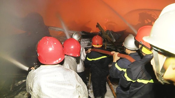 Kho hàng Bến Súc (cơ sở hoạt động trước Luật PCCC tại quận 4) bị nhấn chìm trong biển lửa năm 2017