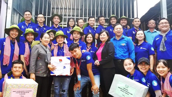 Phó Bí thư Thành ủy TPHCM Võ Thị Dung tặng quà và động viên các chiến sĩ tình nguyện Mùa hè xanh tại tỉnh Đồng Tháp