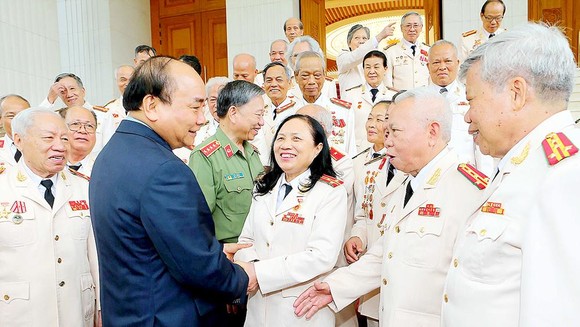 Thủ tướng Nguyễn Xuân Phúc thăm hỏi cán bộ công an chi viện chiến trường miền Nam. Ảnh: TTXVN