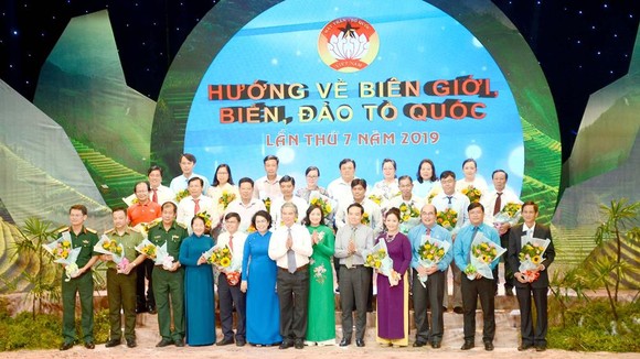Phó Bí thư Thường trực Thành ủy TPHCM Trần Lưu Quang tặng hoa các cá nhân, tổ chức ủng hộ Quỹ “Vì biển đảo quê hương - Vì tuyến đầu Tổ quốc”