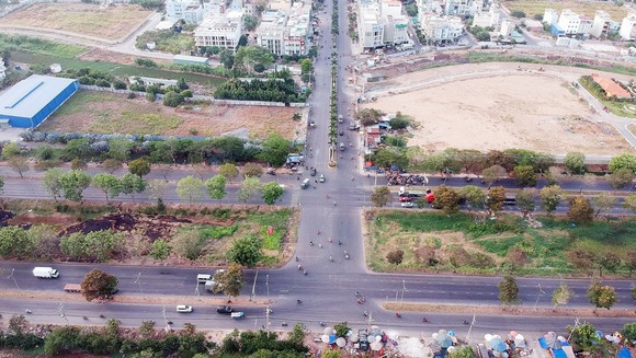 Điểm đen tai nạn giao thông tại giao lộ Nguyễn Văn Linh - Quảng Trọng Linh, huyện Bình Chánh đã được xóa. Ảnh: CAO THĂNG