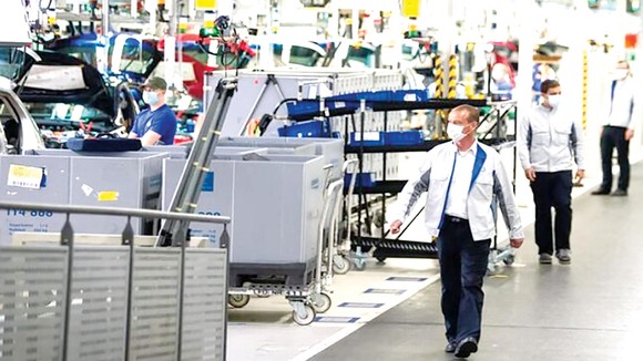 Nhà máy sản xuất xe hơi nối lại hoạt động sản xuất sau đại dịch tại Wolfsburg, Đức