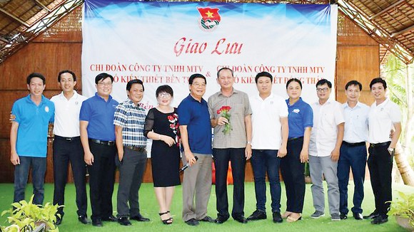 Ông Lưu Hoàng Tân - Chủ tịch HĐTV kiêm Giám đốc Công ty TNHH MTV XSKT Đồng Tháp (người cầm hoa) cùng đi và giao lưu với đoàn công tác