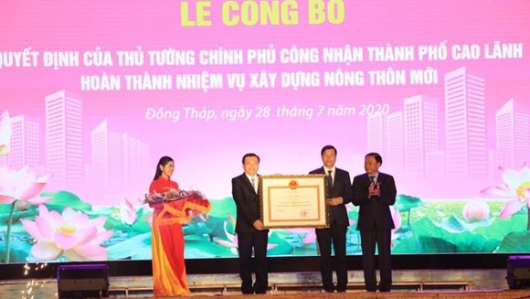 Lãnh đạo thành phố Cao Lãnh nhận quyết định hoàn thành xây dựng nông thôn mới