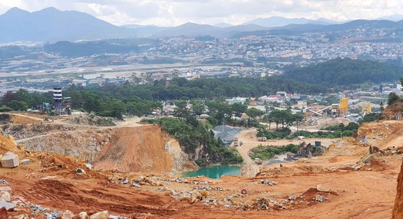 Mặt trái khai thác khoáng sản ở Tây Nguyên - Bài 2: Núi đồi nham nhở, sông sạt lở ảnh 1