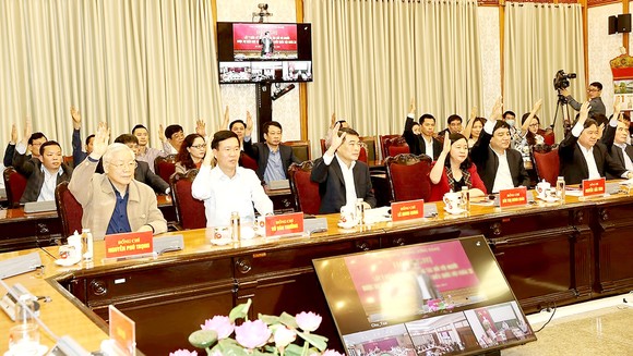 Tổng Bí thư, Chủ tịch nước Nguyễn Phú Trọng và các đại biểu giơ tay biểu quyết tại hội nghị lấy ý kiến cử tri tại Văn phòng Trung ương Đảng