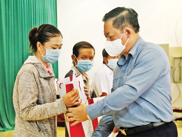 Trưởng Ban Tuyên giáo Trung ương tặng 100 phần quà cho người nghèo ở Tiền Giang