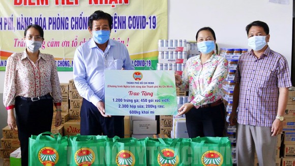 Hội Nông dân TP trao tặng các nhu yếu phẩm cho người dân bị ảnh hưởng Covid -19 tại Quận 12. Nguồn: Thanhuytphcm