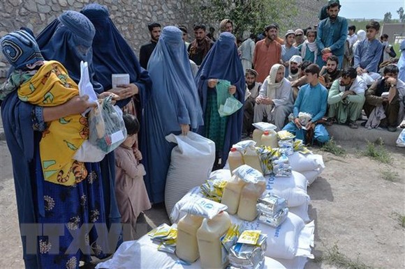 Phụ nữ nhận lương thực cứu trợ tại Jalalabad, Afghanistan. Ảnh: TTXVN