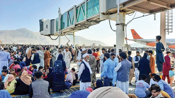 Người dân đổ xô tới sân bay Kabul. Ảnh: CNBC