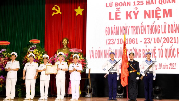 Thừa ủy quyền của Chủ tịch nước, Chuẩn Đô đốc Lương Việt Hùng trao Huân chương Bảo vệ Tổ quốc hạng Nhất cho Lữ đoàn 125. Ảnh: HQ Online