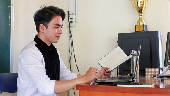Thầy Nguyễn Hải Triều, giáo viên môn kỹ năng sống, Trường THPT Nguyễn Du (quận 10, TPHCM), trong một tiết dạy trực tuyến