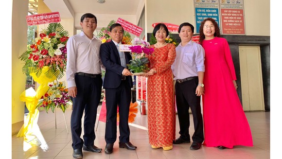 Hiệu trưởng Nguyễn Thị Hằng chúc mừng Phó Hiệu trưởng Bùi Văn Hưng và các giáo viên đạt thành tích xuất sắc trong công tác quản lý mô hình 9+